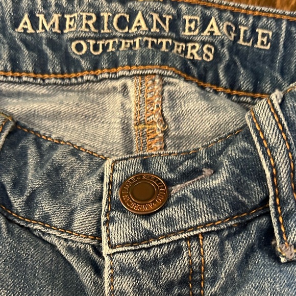 American Eagle Tomgirl Distressed Relaxed Jeans - Size 2 (Short 27”) Medium Wash - Picture 4 of 15